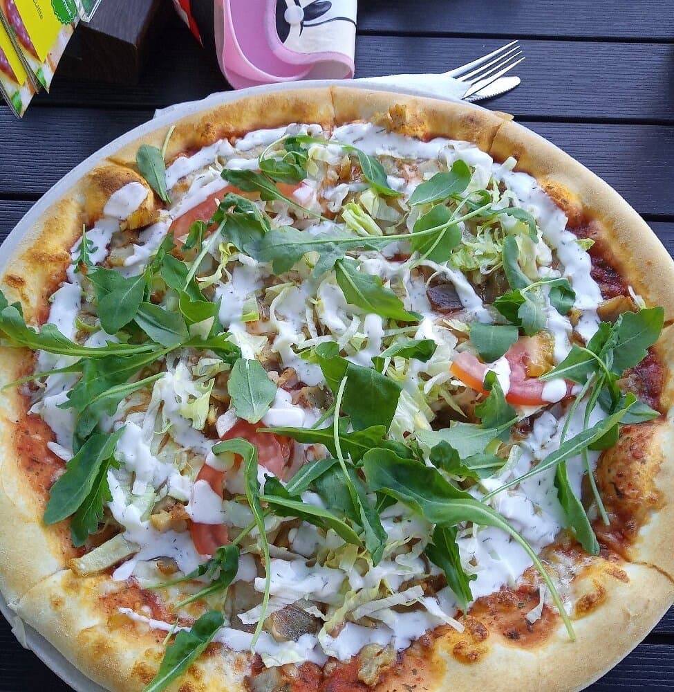 Frisch gebackene Pizza aus dem Steinofen