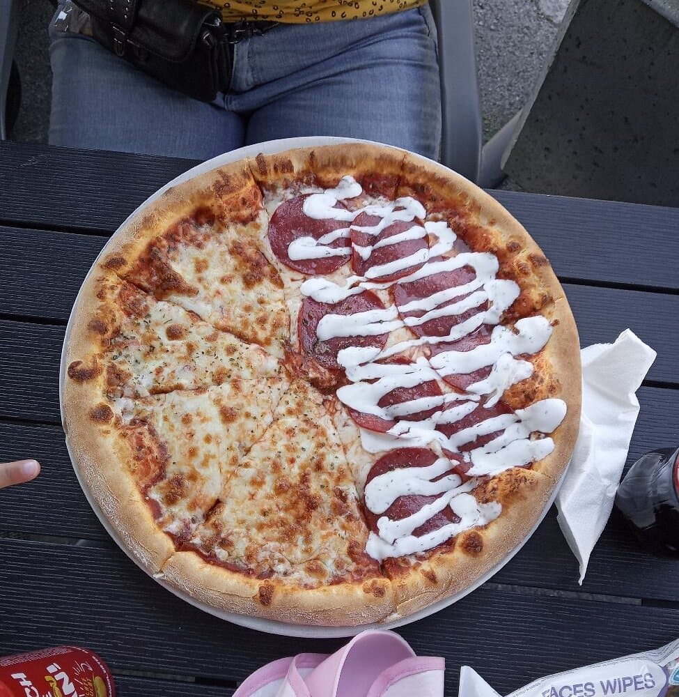 Pizza halb-halb mit Margherita und Salami bei Pizzeria Napoli Oetz